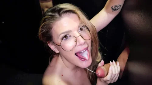 GloryHoleSecrets – Riley Rose’s First Gloryhole
