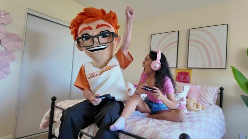 PornDudeCasting – Gamer Girl Sarah Lace Grinds with Porn Dude